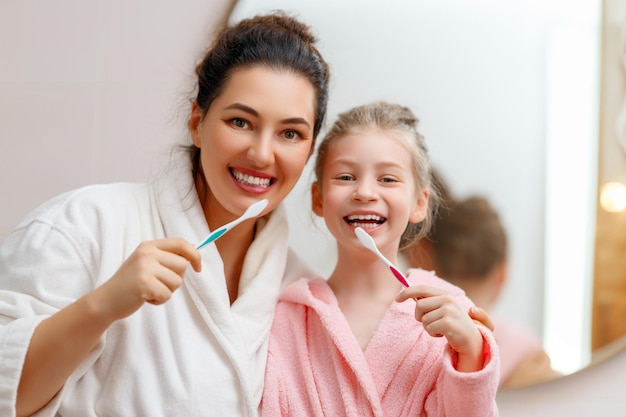 Foto a família está a escovar os dentes