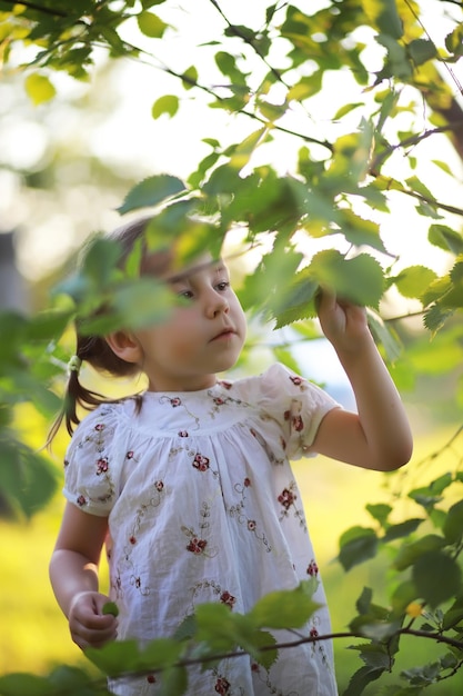 A família está descansando na natureza Férias ao ar livre Crianças de fim de semana brincam no parque