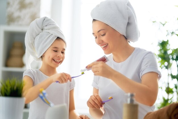 A família está escovando os dentes