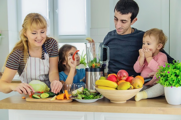 A família está fazendo smoothies na cozinha. Foco seletivo.