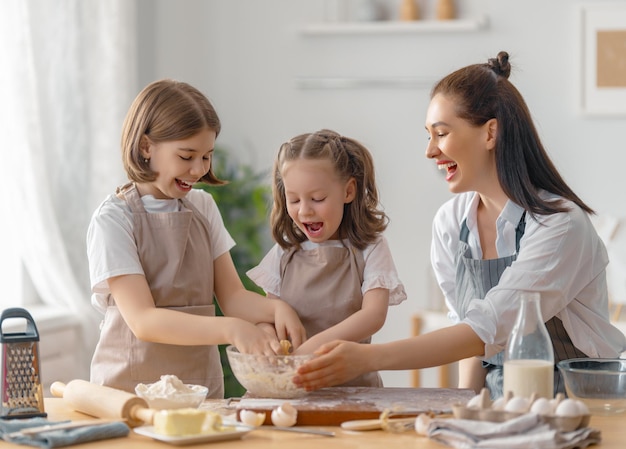 A família está preparando a padaria juntos