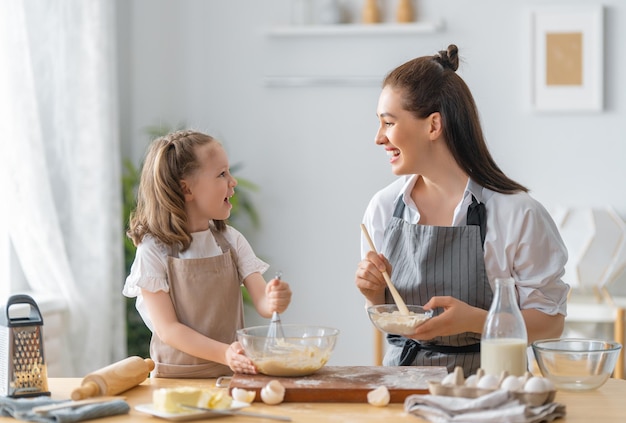 A família está preparando a padaria juntos