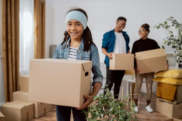 A família está se preparando para sair do apartamento os pais conversam para acertar os detalhes