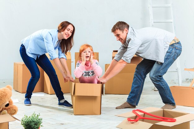 A família feliz durante o reparo e realocação