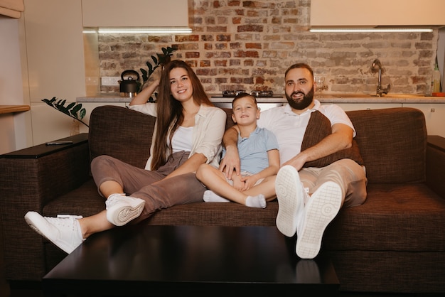 A família feliz está curtindo a noite em casa