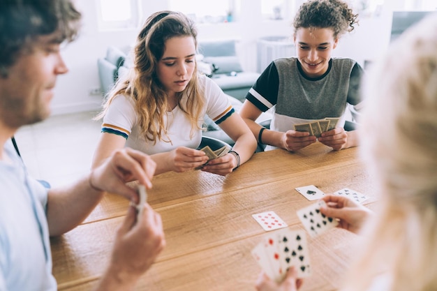 Foto a família joga cartas