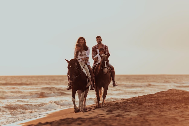 A família passa o tempo com seus filhos enquanto cavalgam juntos em uma praia arenosa. Foco seletivo. foto de alta qualidade