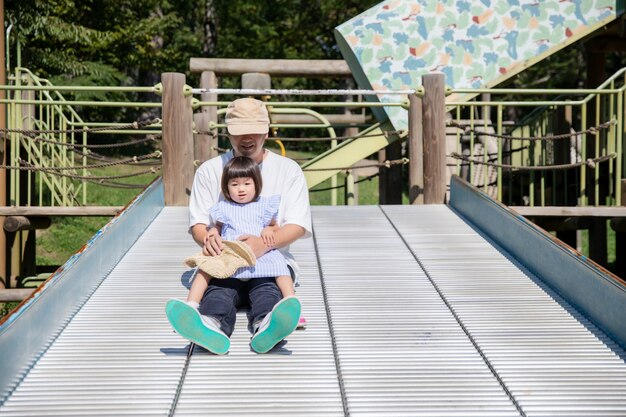 A família que brinca em um parque