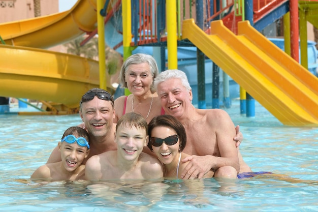 A família relaxa na piscina