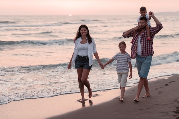 A família se diverte e vive um estilo de vida saudável na praia. Foco seletivo. foto de alta qualidade