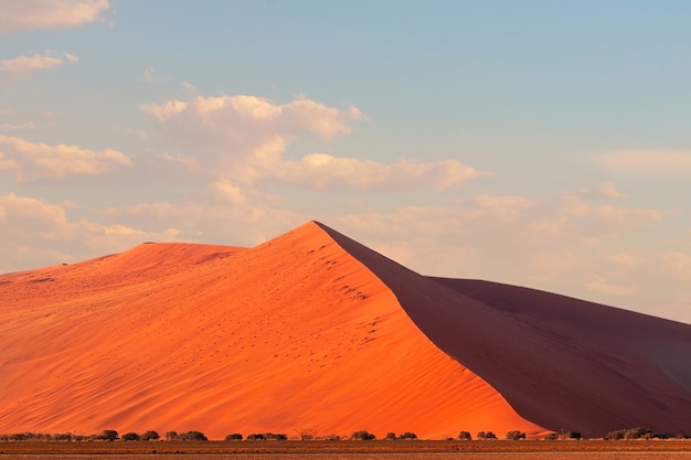 A famosa 45 duna de areia vermelha em Sossusvlei. África, deserto do Namibe