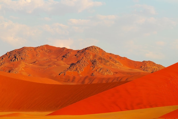 A famosa 45 duna de areia vermelha em Sossusvlei. África, deserto do Namibe