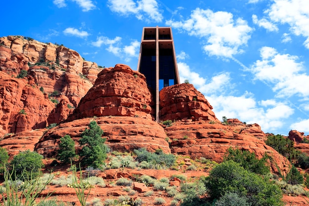 Foto a famosa capela da santa cruz situada entre rochas vermelhas em sedona