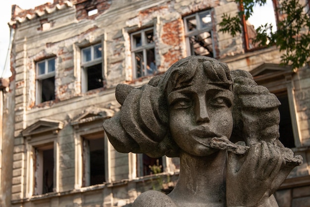 A famosa escultura de uma menina no fundo da casa dos leões