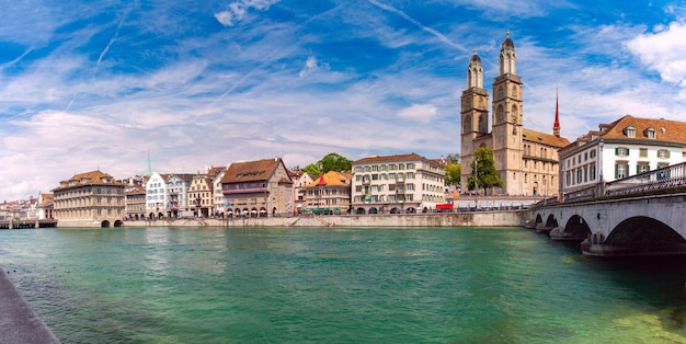 A famosa igreja de Grossmunster e o rio Limmat na cidade velha de Zurique, na Suíça