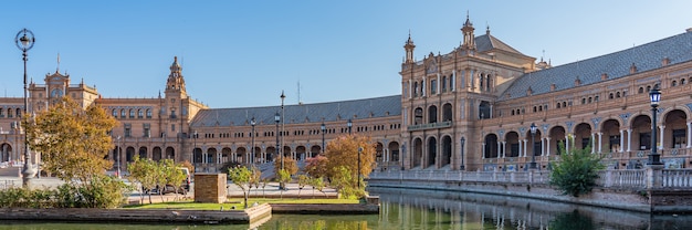 A famosa Plaza de Espana, Praça de Espanha, em Sevilha, Andaluzia, Espanha. Situa-se no Parque de Maria Luisa, panorama
