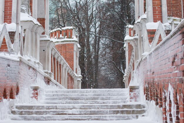 Foto a famosa ponte de tijolos no parque tsaritsyno uma propriedade histórica na rússia um lugar para turistas visitarem