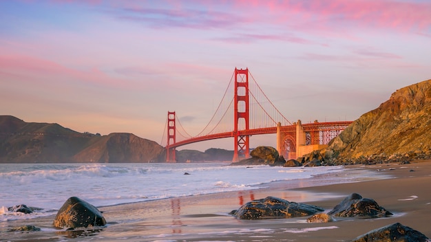 A famosa ponte golden gate vista da praia baker, à luz dourada do entardecer, são francisco, eua