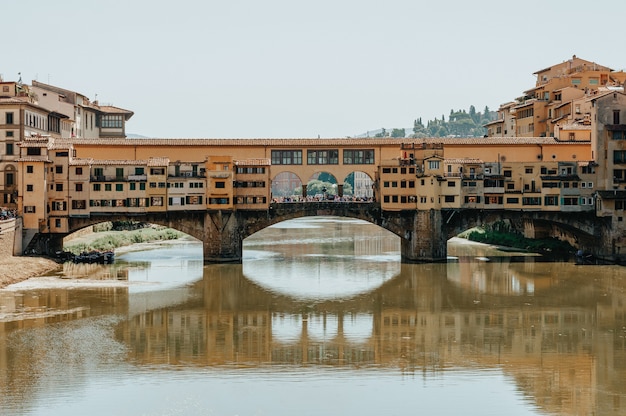 Foto a famosa ponte ponte vecchio. florença, itália. o conceito de turismo, recreação.