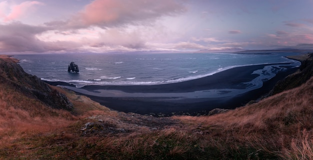 A famosa Rhino Rock nomeou Hvitserkur ao lado de Osar no norte da Islândia.