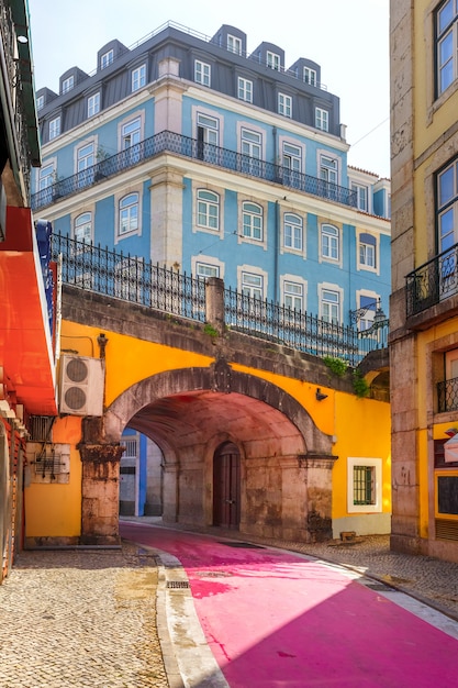 A famosa rua pink em lisboa, portugal
