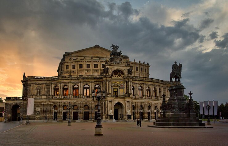 A famosa Semperopera em Dresden ao pôr do sol