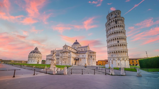 A famosa Torre Inclinada em Pisa Itália com belo nascer do sol