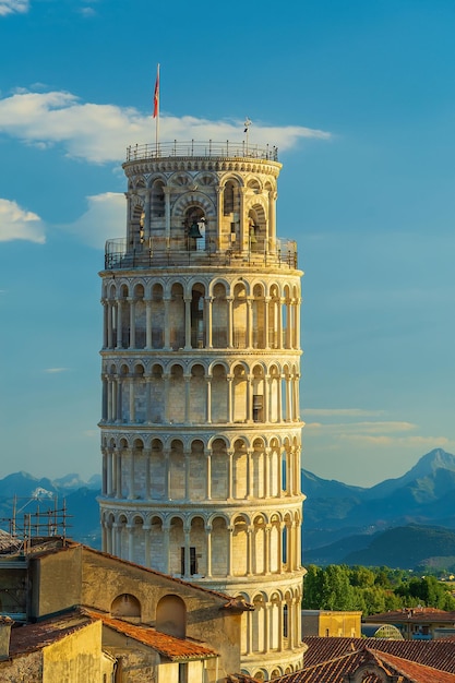 A famosa Torre Inclinada em Pisa Itália com belo nascer do sol