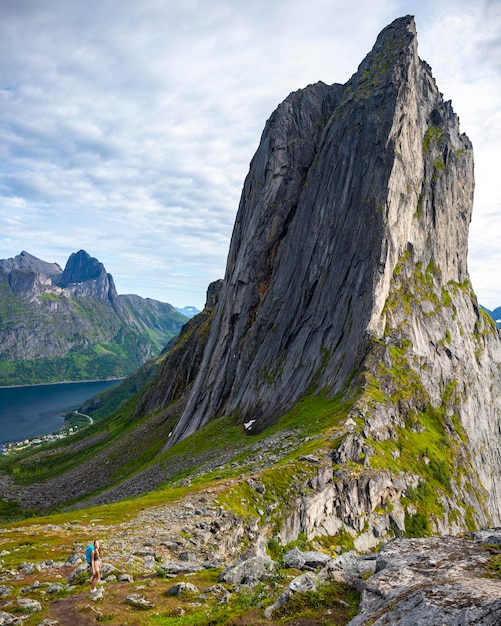 a famosa vista da montanha segla vista da trilha hesten, senja, noruega, a montanha poderosa