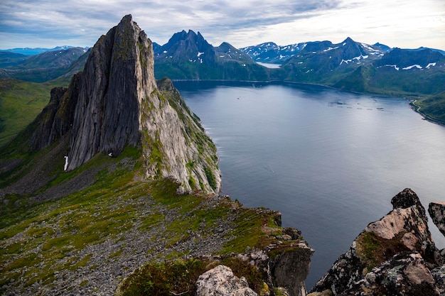 a famosa vista da montanha segla vista da trilha hesten, senja, noruega, a montanha poderosa