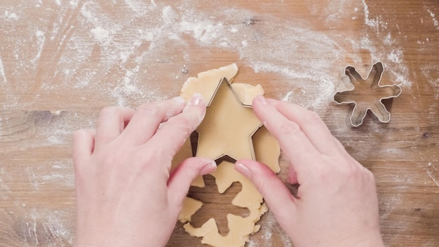 A fazer biscoitos de açúcar de Natal para o Pai Natal.