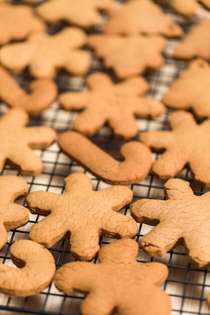 A fazer biscoitos de gengibre para o Natal.