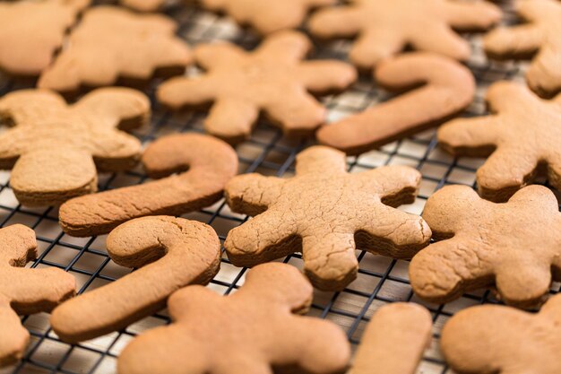 A fazer biscoitos de gengibre para o Natal.