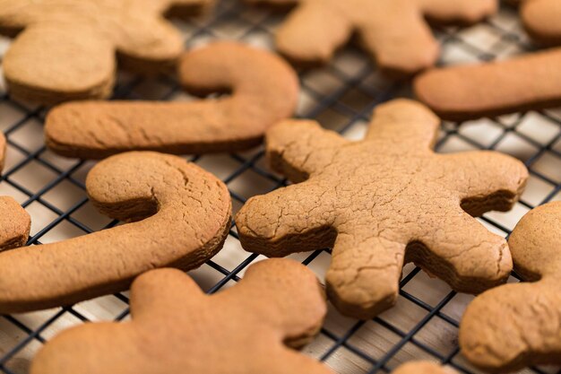 A fazer biscoitos de gengibre para o Natal.