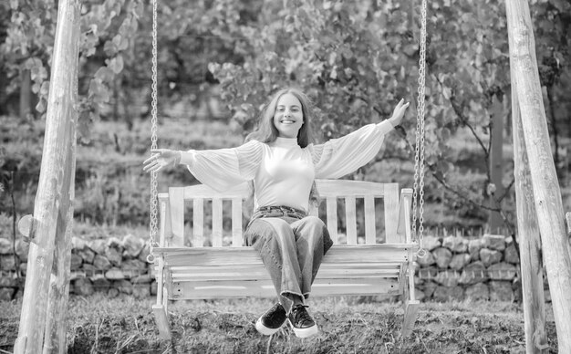 A felicidade da infância relaxa na atividade do verão do parque emoções positivas sentem liberdade