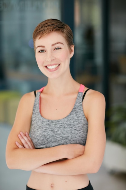 A felicidade é boa para a sua saúde Retrato de uma jovem em forma em trajes de treino