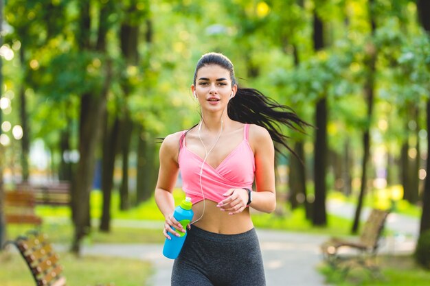 A feliz desportista correndo no parque