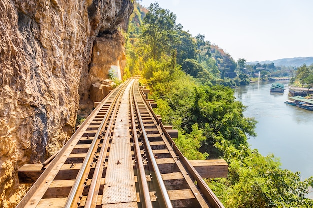 A Ferrovia da Morte cruzando o rio kwai em Kanchanaburi