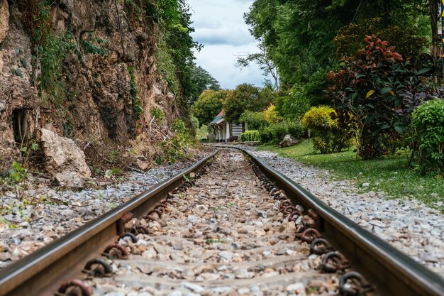 A ferrovia perto do rio Kwai ThaiBurma Railway ou Death Railway Kanchanaburi Tailândia