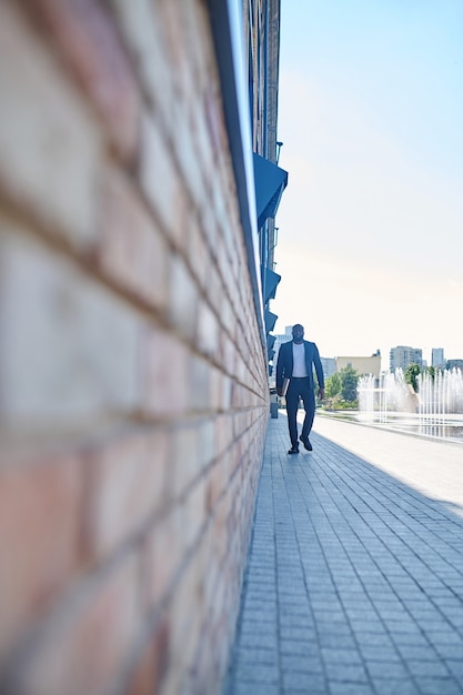 A figura de um homem caminhando na rua