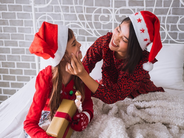 A filha e a mãe comemoram o dia de Natal em casa