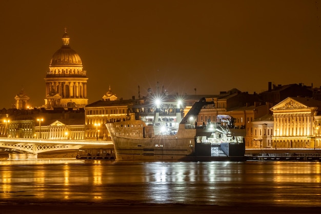 A filmagem panorâmica da cidade de são petersburgo à noite de inverno com reflexo pitoresco na água ...