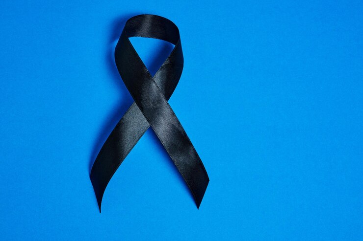 Foto a fita preta sobre fundo azul é o símbolo do melanoma, símbolo das vítimas da memória, stalinismo e nazismo, e eventos de memória no instituto politécnico da virgínia.