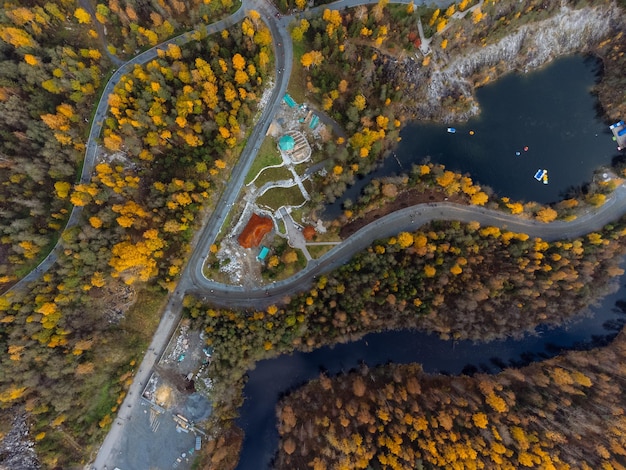 A floresta de outono e os lagos de cima A vista do Parque Ruskeala do drone