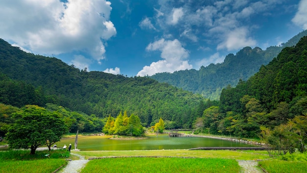 A floresta e lagos de montanha, Mingchi, Yilan County, Taiwan, é uma famosa atração turística