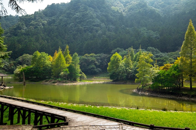 A floresta e os lagos de montanha Mingchi Yilan County Taiwan é uma famosa atração turística