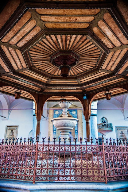 Foto a fonte no pátio da mesquita gazi husrev-beg na cidade velha de sarajevo, bósnia e herzegov