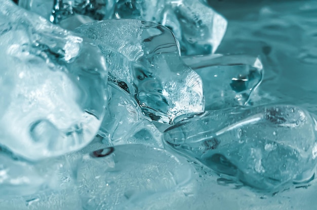 A forma do cubo de gelo foi ajustada para adicionar cor, isso ajudará a refrescar e fazer você se sentir bem.