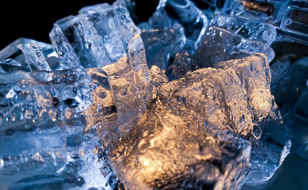 A forma do cubo de gelo foi ajustada para adicionar cor, isso ajudará a refrescar e fazer você se sentir bem