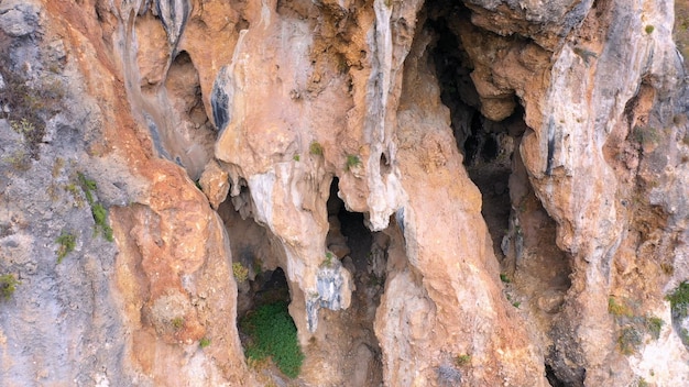A formação rochosa de arenito natural aproxima-se do fundo geológico da superfície rochosa erodida das montanhas